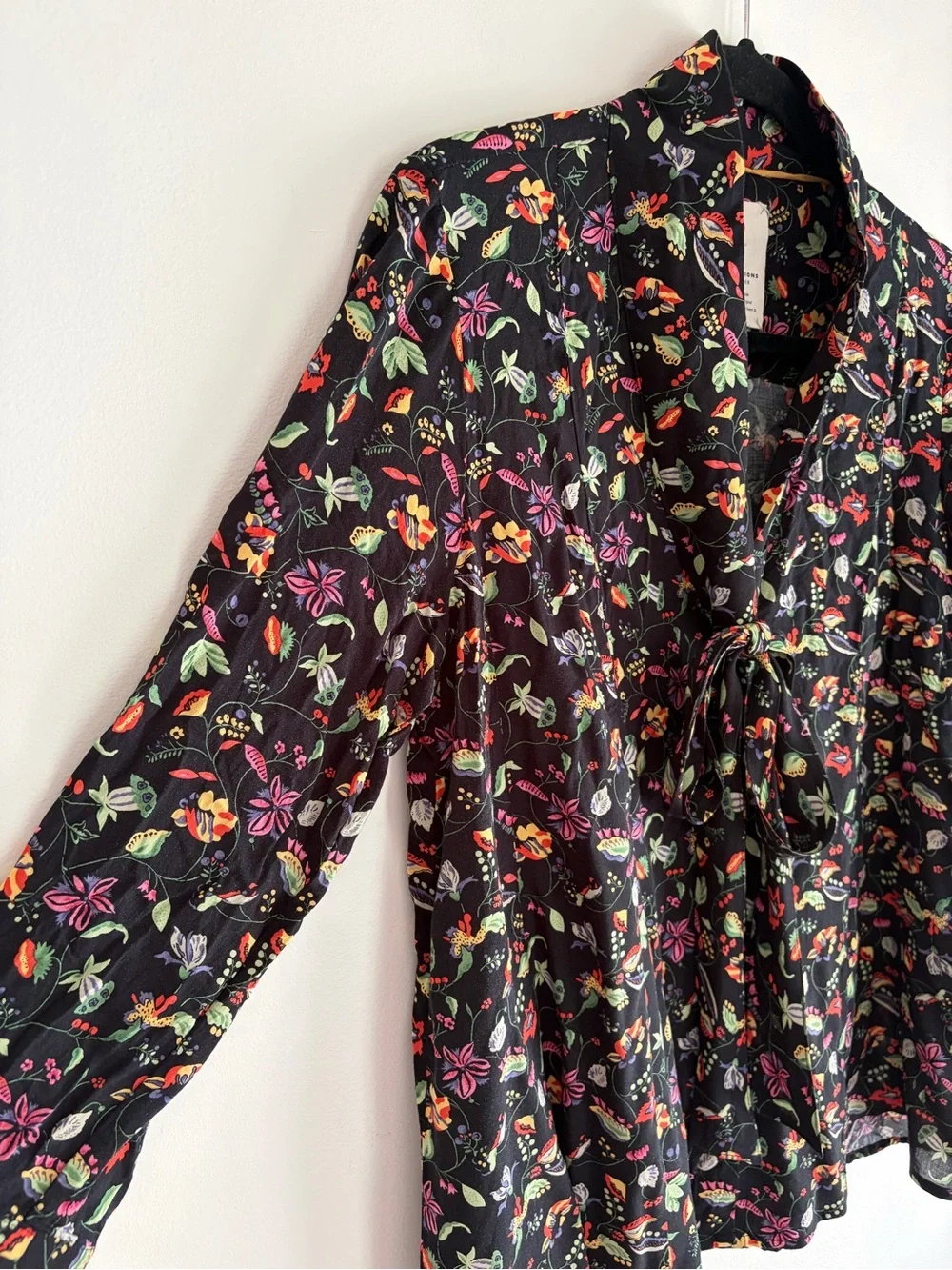 21 of 52 Anthropologie Black Floral Tie Neck Blouse Size 12 - Picture 2 of 6